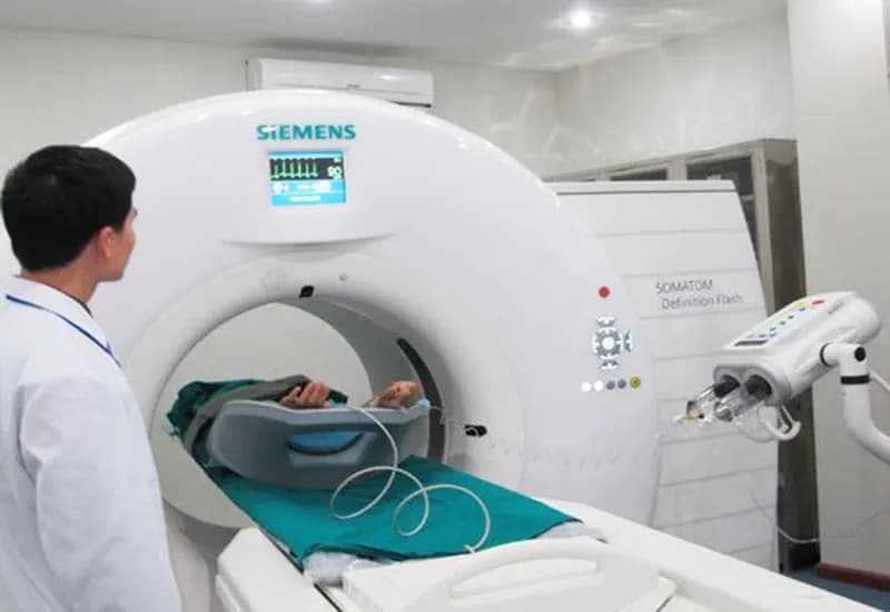 Việc sàng lọc bệnh lý động mạch vành bao gồm những gì?