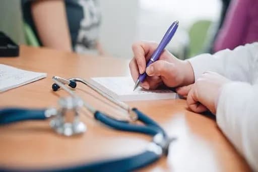 Vì sao cần tái khám sau mổ thay van tim?