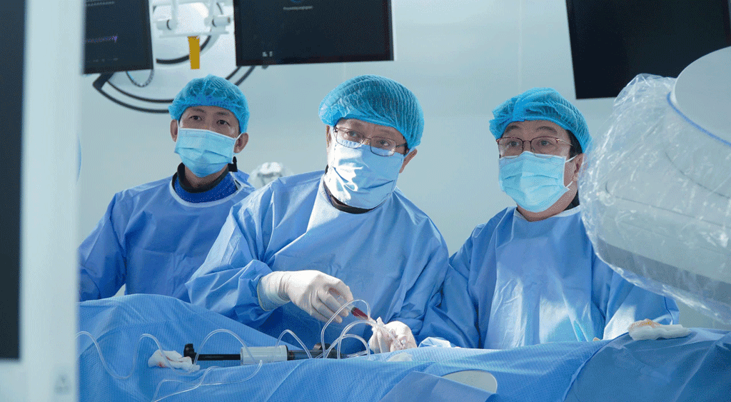 BS Phạm Xuân Hậu đang can thiệp mạch vành trong phòng CathLab
