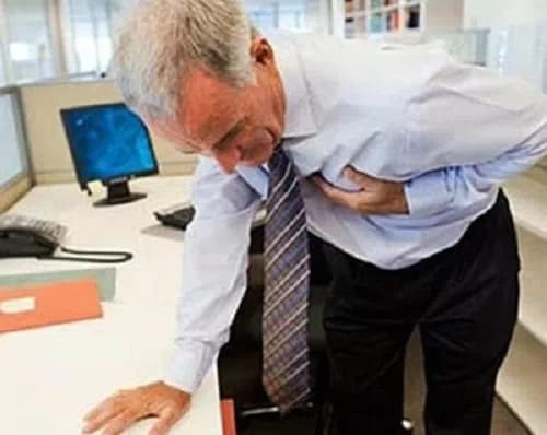 Đau ngực là triệu chứng giúp chẩn đoán bệnh mạch vành